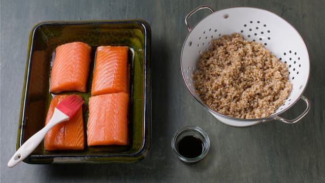 Skjær laksen i biter, legg i en ildfast form. Pensle med teriyakisaus.