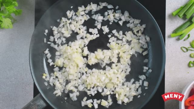 Skjær gul løk i strimler og finhakk hvitløk. Fres løken sammen med litt olje til den er myk.