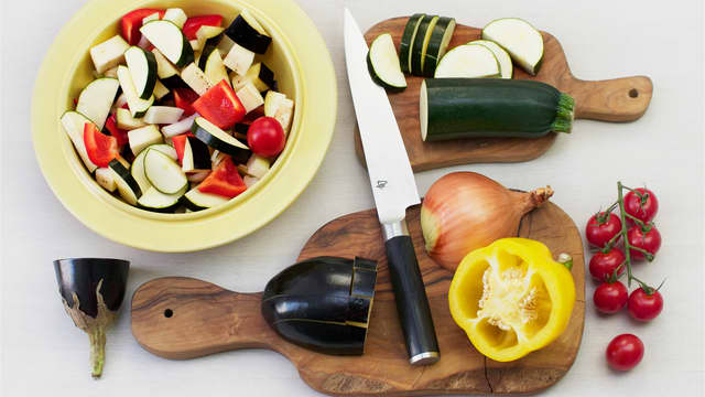 **Grønnsaker:** Del aubergine, squash, paprika og løk i biter.