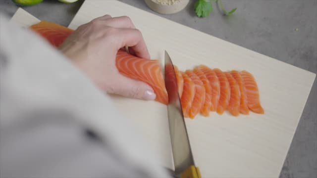 **Nigiri:** Skjær fisken i tynne skiver med en skarp kniv