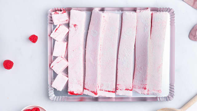 Kutt marshmallowsen i terninger.