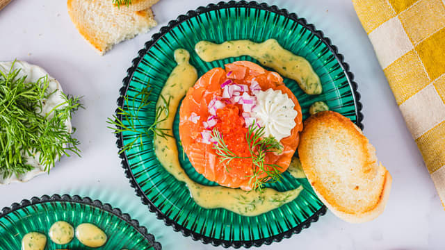 **Tilbehør:** Stek baguetteskivene raskt i smør til de er gylne på begge sider og server til laksetartaren.