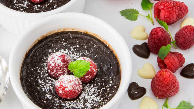 Pynt og servér med friske bær, sitronmelisse og et dryss melis.