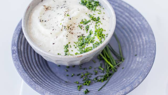 Hell av kokevannet og damp knutekålen tørr. Tilsett fløte og smør, og kjør alt til en mos med stavmikser.