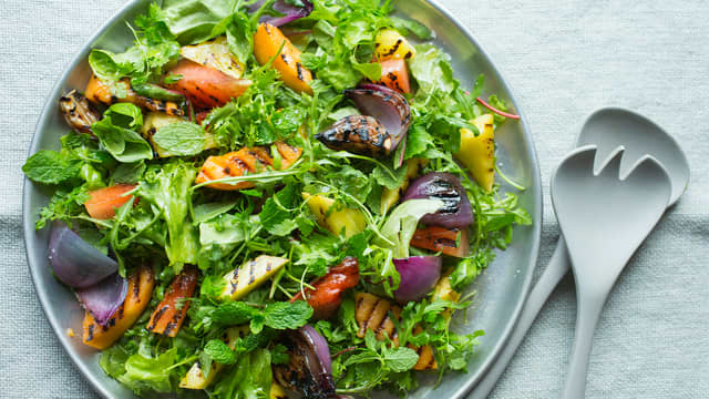 Legg salaten på et passende fat. Skjær ananasen i mindre biter og legg lun melon, ananas, rødløk og kyllingen i skiver over på salatsengen. Ha over fetaost i terninger og vend salaten forsiktig sammen. Server med dressing ved siden av.