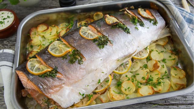 **Stek laksen:** Bak først laksen på 230 grader i 15 minutter. Skru deretter varmen ned til 180 grader og stek videre i 30 minutter.