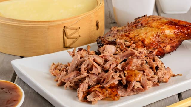 Kjevle ut emnene til ca 5 cm brede sirkler og stek dem i en tørr panne på medium varme på begge sider til gyllenbrune prikker kommer frem, maks 30–40 sek på hver side. Holdes varme eller pakkes godt inn og serveres senere.