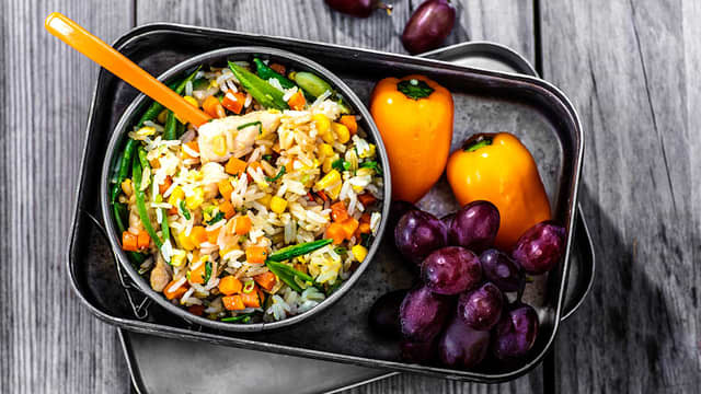 MATPAKKETIPS:
Rester av stekt ris er supert som matpakke.
Legg ved noen fristende druer og små søte paprikaer.