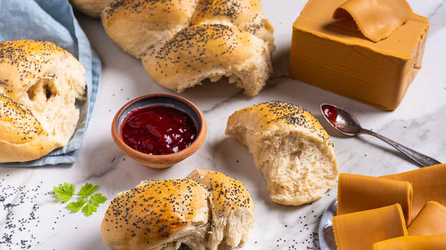 Stekes midt i ovnen på 190 grader i ca 30-40 minutter. La avkjøle seg litt på rist, men spis den gjerne nystekt og varm!