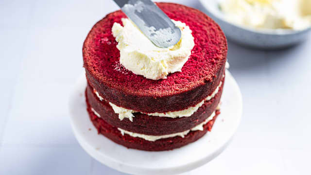 Ha fyll mellom hver kakebunn og dekk kaken med resten av fyllet.