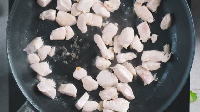 Del kyllingen i 8-10 biter, brun bitene i olje i en stekepanne, og ha i gryten. Tilsett ris, eplemost og kraft.