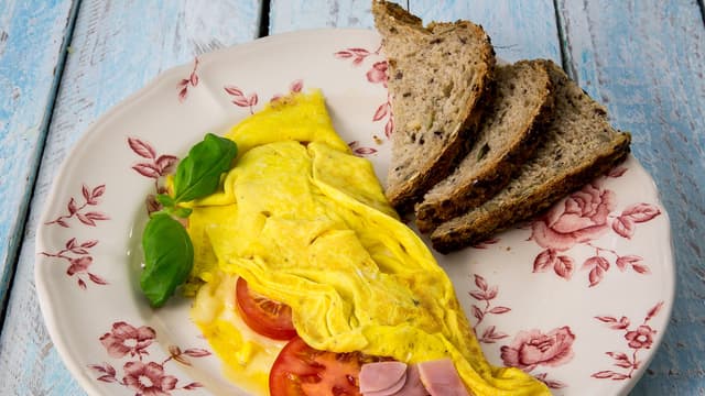 Hell omeletten forsiktig over på en tallerken og servér med godt grovbrød ved siden av.