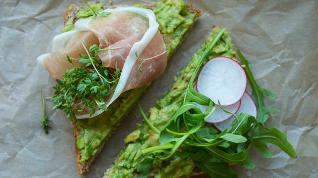 Smak til med hakket chili eller chiliflakes, og topp med frisk koriander hvis du ønsker det.