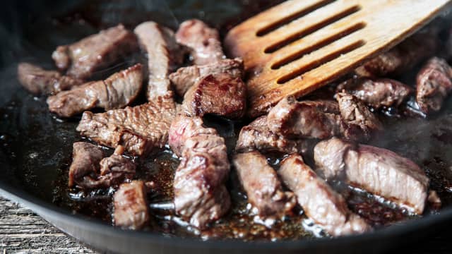 **Biff stroganoff:** Skjær kjøttet i strimler, og brun litt og litt i en stekepanne.