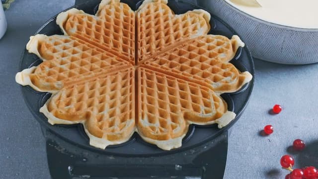 Tilsett egg og finhakket gressløk, og rør godt om. Stek vaflene i et vaffeljern til de er gylne på begge sider.