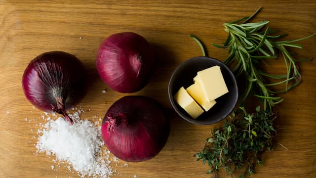 Skjær av bunnen og toppen på rødløken (store løk kan ev. deles i to langs «ekvator»), fjern løst skall, resten kan sitte på.