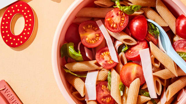 Pastasalat med tomater, basilikum og skinke
