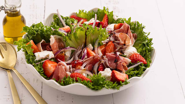 Crispisalat med spekeskinke og mozzarella