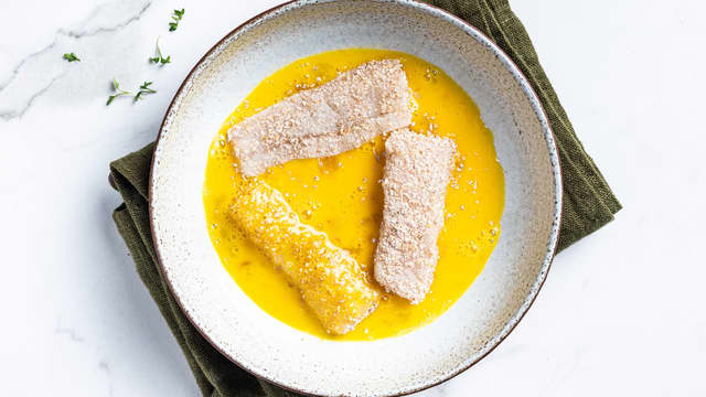 Ha mel, salt og pepper i en skål. 
Pisk eggene i en egen skål. 
Ha griljermel eller panko i en tredje skål.