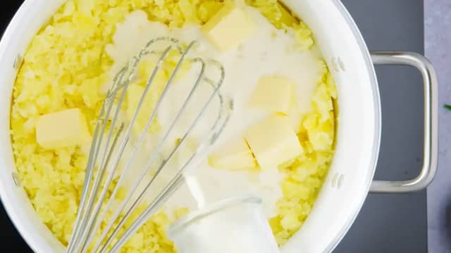 Mos potetene med en visp eller stapper, og tilsett melkefri margarin og fløteerstatning.