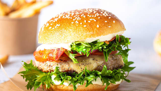 **Tilbehør:** Server med ønsket tilbehør, for eksempel sprøstekt bacon, aioli, smaksrike tomater, chili og løkringer eller pommes frites.