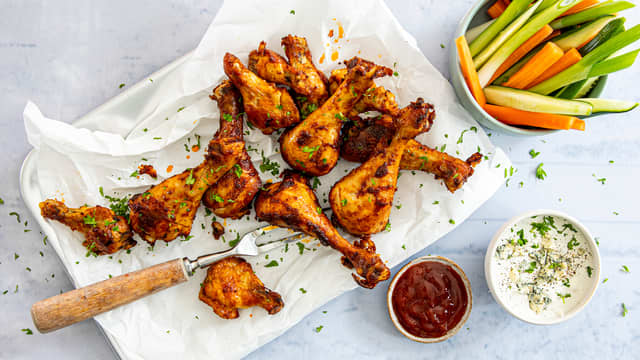 Kyllingklubber med grønnsakstaver og blåskimmeldipp