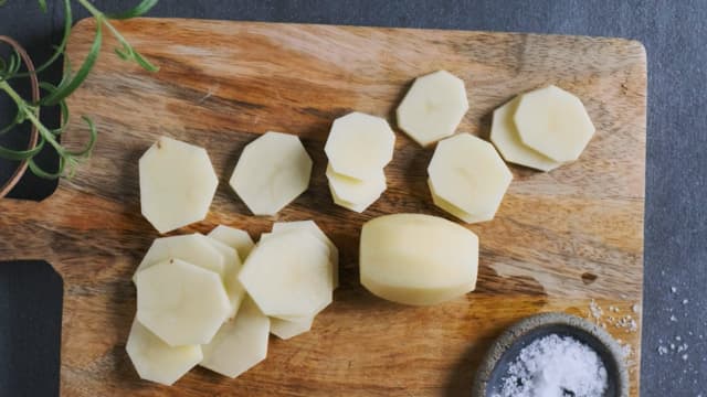 Skrell potetene og skjær dem i tynne skiver på ca 3-5 mm. Finhakk hvitløken.