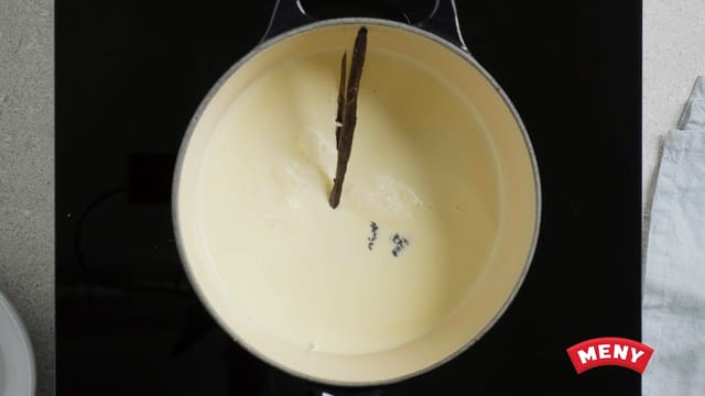 **Brunostis:** Del vaniljestangen på langs og skrap ut frøene. Ha melk, fløte, vaniljestang og frø i en kjele og kok opp. Rør inn biter av brunost til osten er helt smeltet.