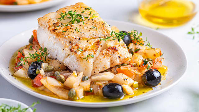 Kutt tomat i passende biter. Bland i tomat, basilikum, kapers, oliven og sitronsaft rett før servering. Retten skal serveres lun.