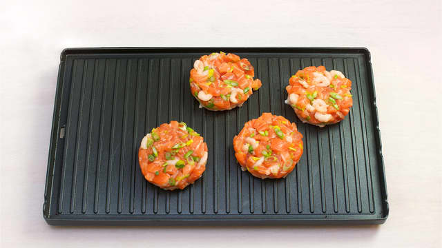 Pensle burgerne med olje på begge sider. Grill eller stek lakseburgerne på sterk varme i ca. 3 min. på hver side.