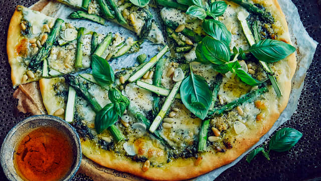Pizza med pesto og asparges