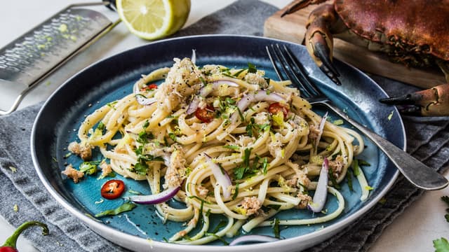 Vend inn olivenolje, fyllet av krabbeskjellene, chili, rødløk, sitron og bladpersille i den nykokte pastaen. Smak til med salt og pepper.