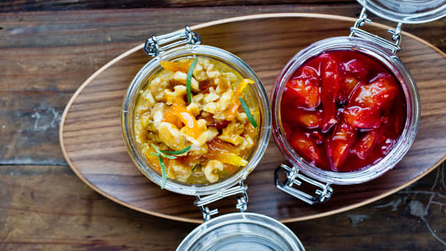 Trekk kasserollen til side og bland inn nøtter og rosmarinblader. Fyll blandingen over på et glass.