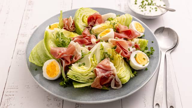 Isbergsalat med egg og spekeskinke