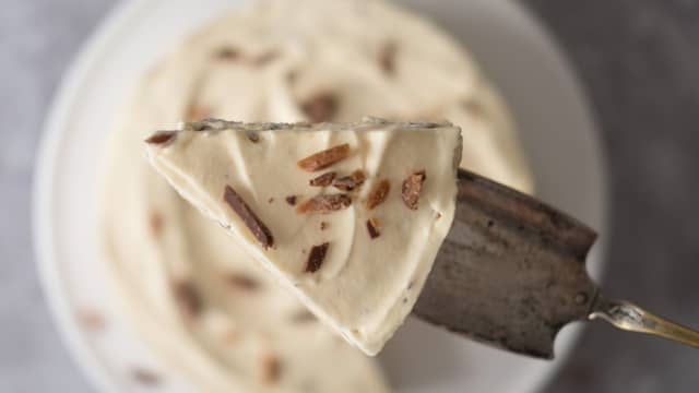 **Daimiskake:** Ha isblandingen i formen med den avkjølte kakebunnen og sett i fryseren. Frys den over natta.