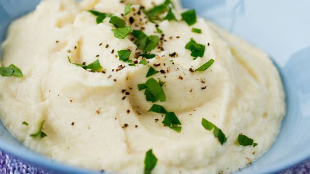 Hell av vannet og mos grønnsakene med en potetmoser. Tilsett melk og smør, og mos finere. Smak til med salt og pepper.