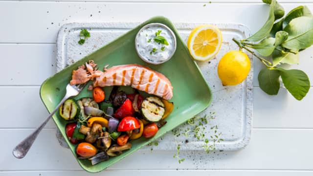 Ovnsbakt laks  med grillede grønnsaker og urtesaus