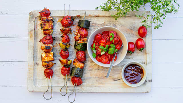 Grillspyd og frisk tomatsalat