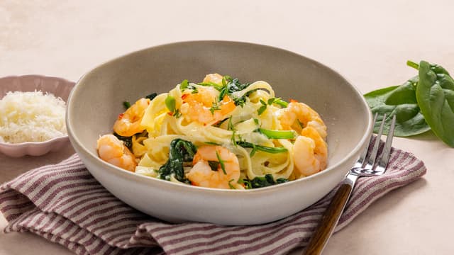 Tagliatelle med scampi og spinat
