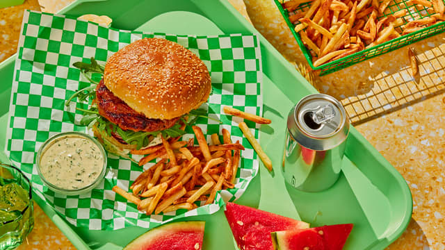 Slightly Spicy Meat & Veg Burger med kremet rucculadressing