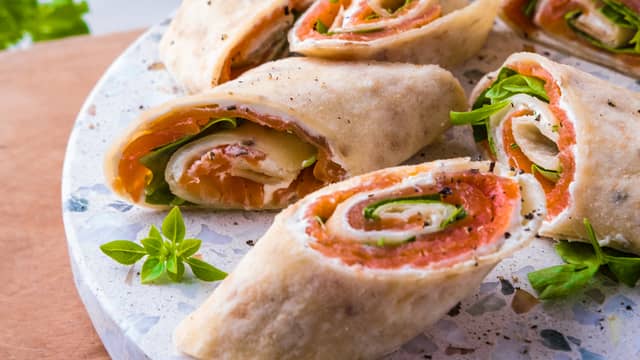 Rull lefsene stramt sammen og skjær i fingertykke skivene på skrå. Ferdig!