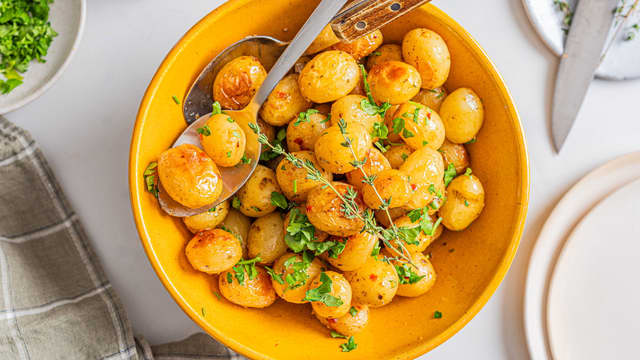 Stek potetene i ca. 20 minutter. Vend deretter på potetene, eller rist på formen. Stek i ytterligere 20 minutter, eller til de er møre.