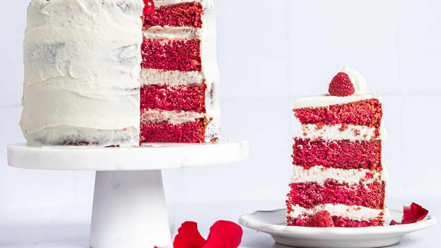 Topp kaken med valgfrie røde bær og server.