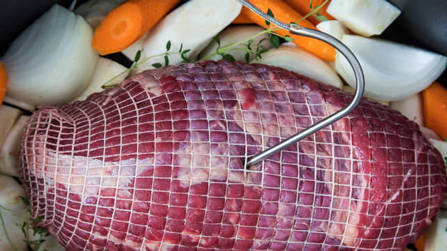 Sett et steketermometer i den tykkeste delen av kjøttet. Stek oksesteken på 160 grader i ovnen til du har ønsket kjernetemperatur. 58-64 grader gir medium + stek, 64-68 grader gir godt stekt oksestek.