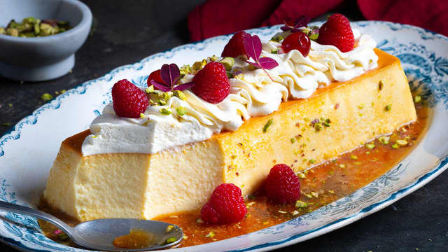 Pynt med nypisket krem og bær.