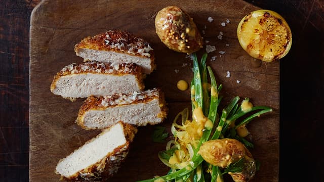 **Server:** Anrett svinefilet, sennepstekte poteter og brekkbønner på tallerkener og server!