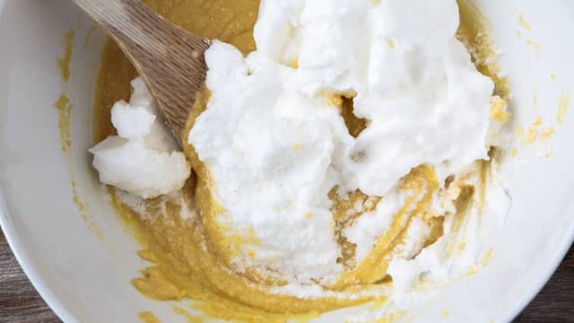 Pisk eggehvitene stive sammen med sukker og salt. Vend forsiktig inn i røren.