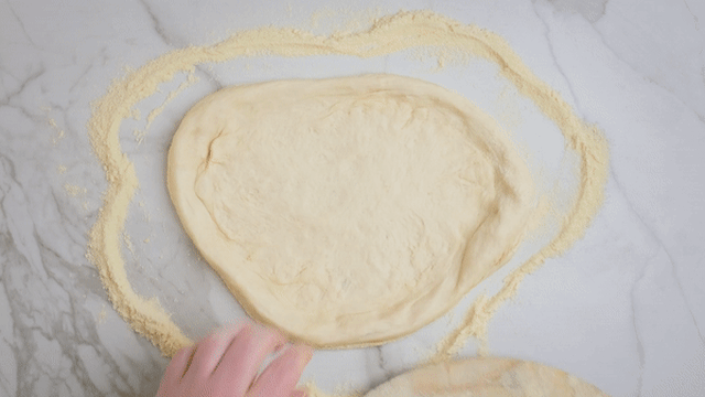 **Ha på fyllet:** Ha pizzaen over på pizzaspaden før du har på fyllet.