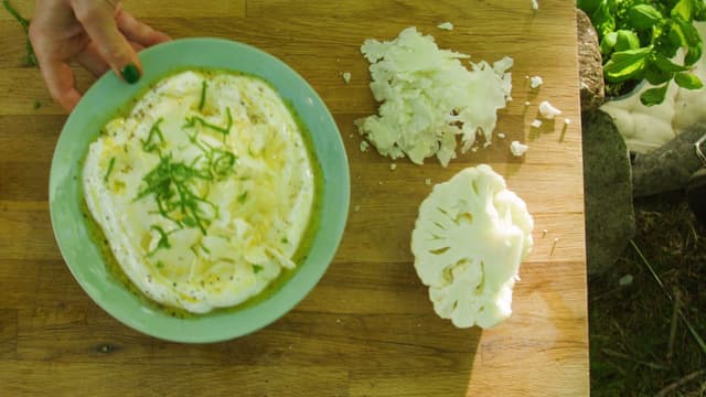Tynne blomkålskiver med gresk yoghurt, ingefær og karri