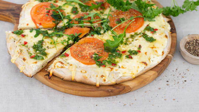 Grillet pizza med hvit saus, tomat, ruccula og urtesaus